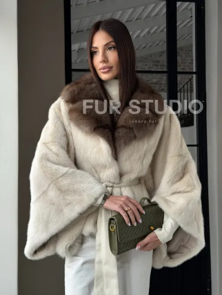 Светлое норковое пончо с воротником из куницы - фото 18