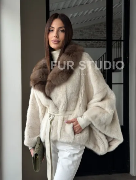 Светлое норковое пончо с воротником из куницы - фото 20