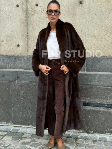Эффектная норковая шуба цвета 
