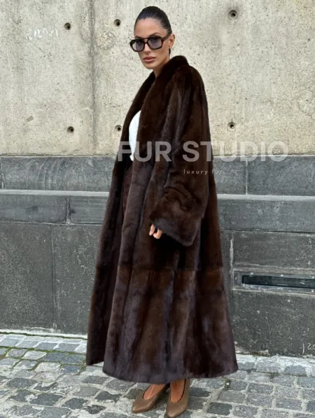 Эффектная норковая шуба цвета 