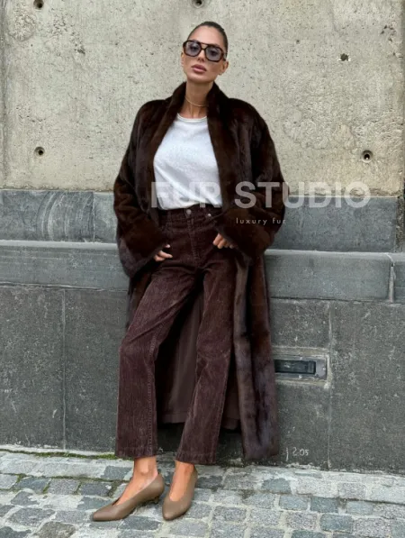 Эффектная норковая шуба цвета 
