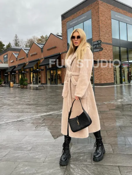 Шуба из натуральной шерсти в бежевом оттенке - фото 2