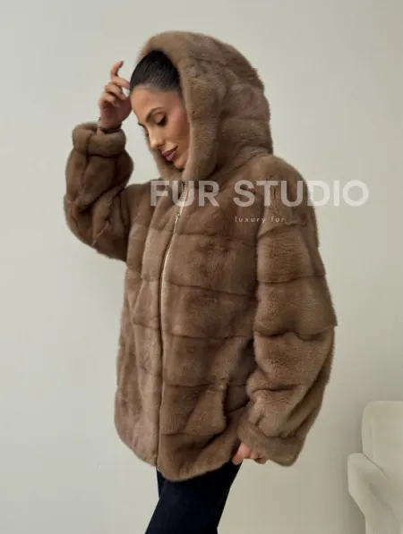 Бежевая норковая куртка с капюшоном - фото 5