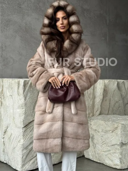 Норковая шуба с капюшоном из 