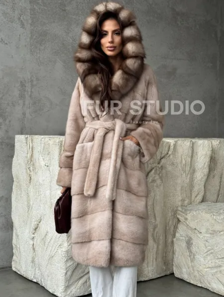 Норковая шуба с капюшоном из 