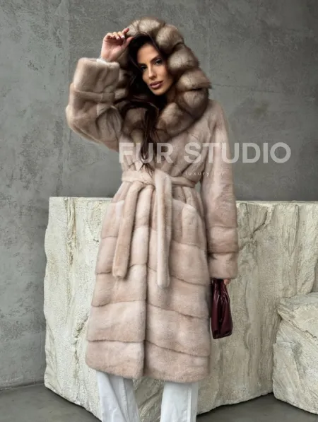 Норковая шуба с капюшоном из 