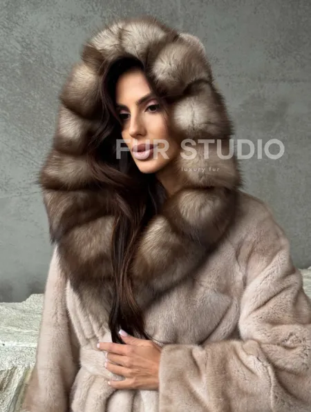 Норковая шуба с капюшоном из 