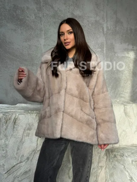 Норковый полушубок с капюшоном в цвете пудра - фото 9