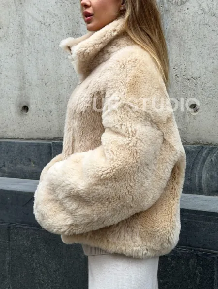 Двухсторонняя короткая дубленка из овчины - фото 4