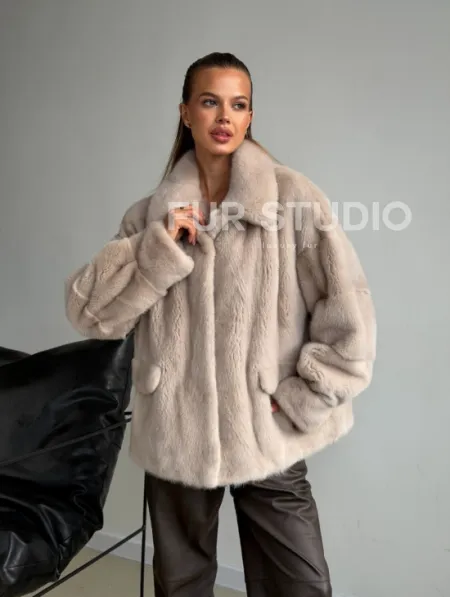 Короткая норковая шуба в цвете нюд - фото 10
