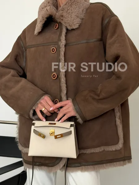 Коричневая замшевая дубленка на мехе тиградо - фото 2