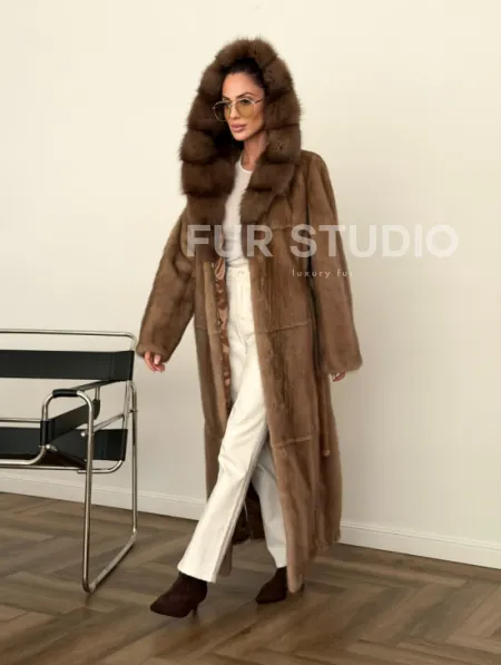 Длинная норковая шуба с капюшоном куница - фото 9