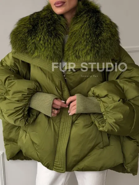 Женский стеганный пуховик с воротником чернобурки - фото 3