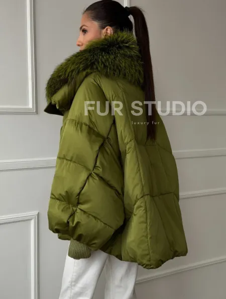 Женский стеганный пуховик с воротником чернобурки - фото 6