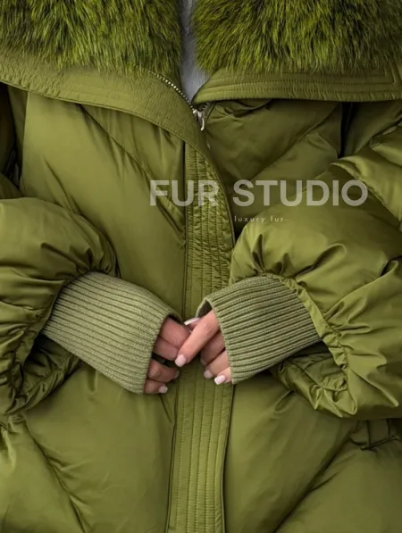 Женский стеганный пуховик с воротником чернобурки - фото 1