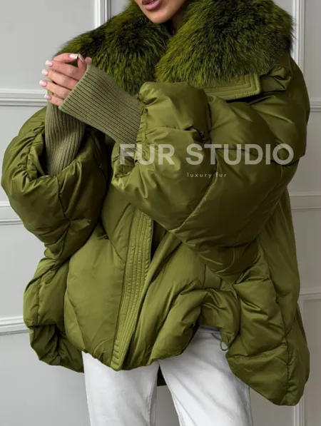Женский стеганный пуховик с воротником чернобурки - фото 4
