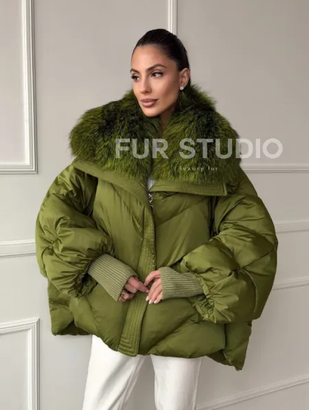 Женский стеганный пуховик с воротником чернобурки - фото 0