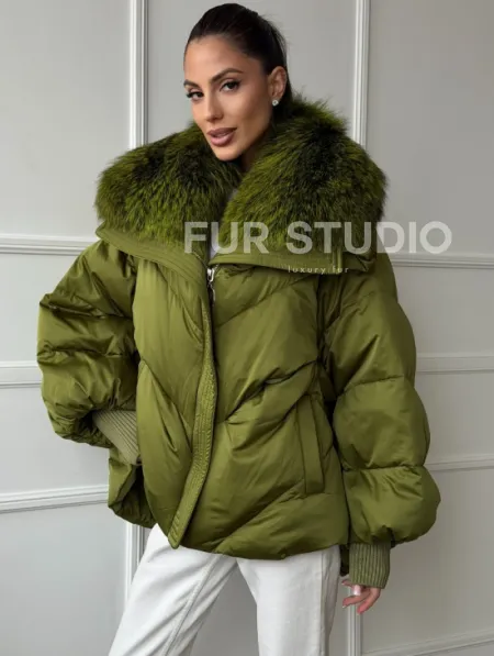 Женский стеганный пуховик с воротником чернобурки - фото 7