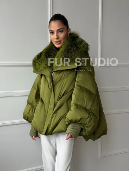 Женский стеганный пуховик с воротником чернобурки - фото 12