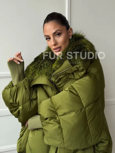 Женский стеганный пуховик с воротником чернобурки - фото 9