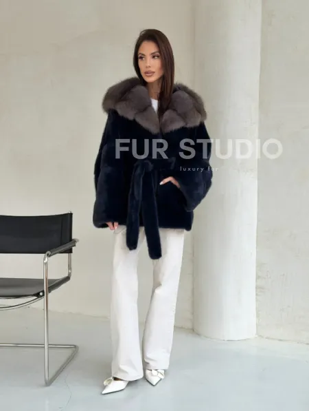 Норковый полушубок синего цвета с капюшоном куница - фото 11