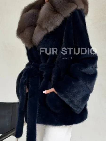 Норковый полушубок синего цвета с капюшоном куница - фото 3