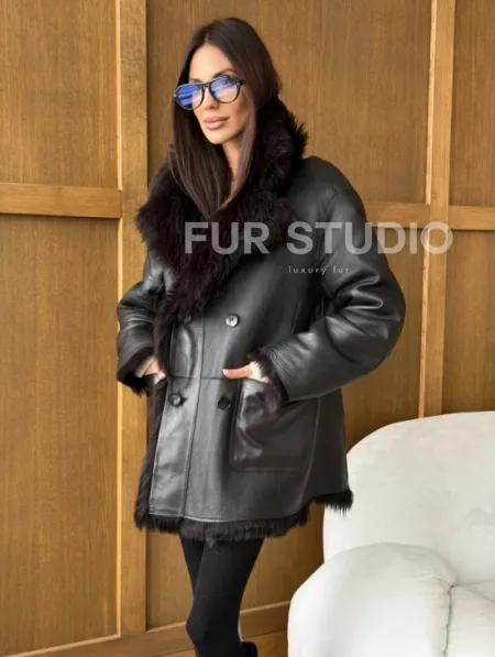 Двухсторонняя коричневая дубленка - фото 5