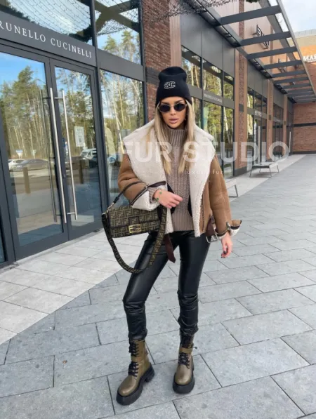 Дубленка - бомбер со спущенным плечом из натуральной овчины - фото 5