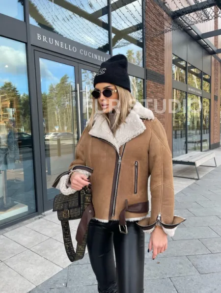 Дубленка - бомбер со спущенным плечом из натуральной овчины - фото 1