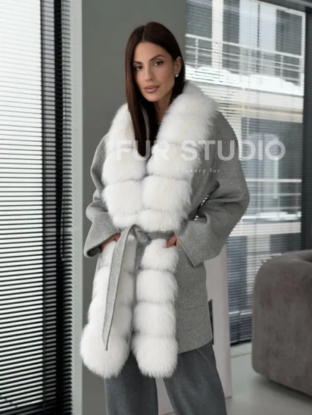 Серое пальто с меховым воротником - фото 17