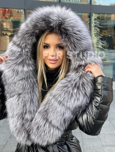 Чёрное пуховое пальто с меховым капюшоном - фото 0