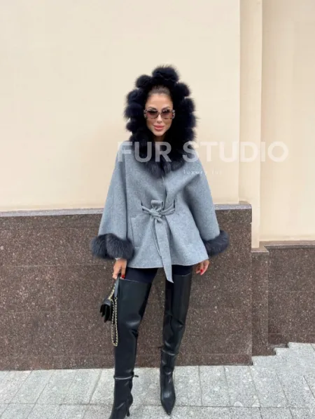 Пончо из натуральной шерсти с капюшоном из песца - фото 0