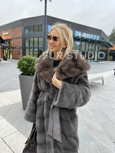 Шуба норковая с капюшоном из меха куницы в цвете графит грей - фото 1