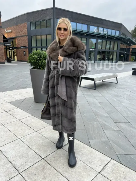 Шуба норковая с капюшоном из меха куницы в цвете графит грей - фото 5