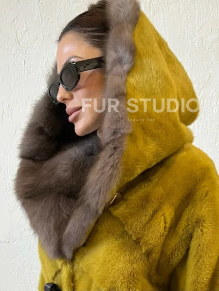 Норковая шуба с капюшоном куница - цвет горчичный - фото 2