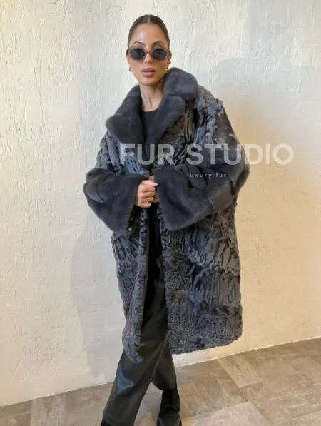 Шуба из меха каракульчи с отделкой из норки - фото 0