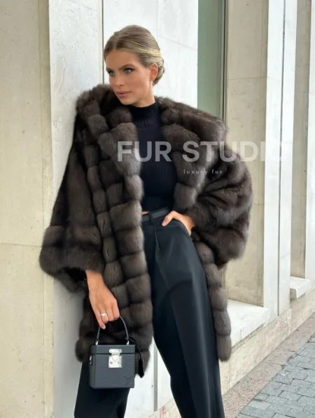 Эффектный жакет из меха соболя с капюшоном седина 1/2 - фото 1