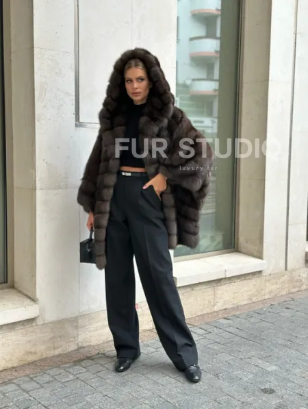 Эффектный жакет из меха соболя с капюшоном седина 1/2 - фото 8