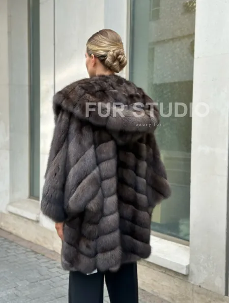 Эффектный жакет из меха соболя с капюшоном седина 1/2 - фото 4