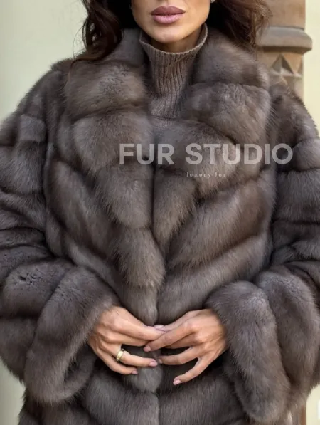 Элегантная шуба из меха куницы - серый трюфель - фото 1