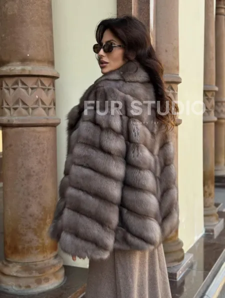 Элегантная шуба из меха куницы - серый трюфель - фото 10
