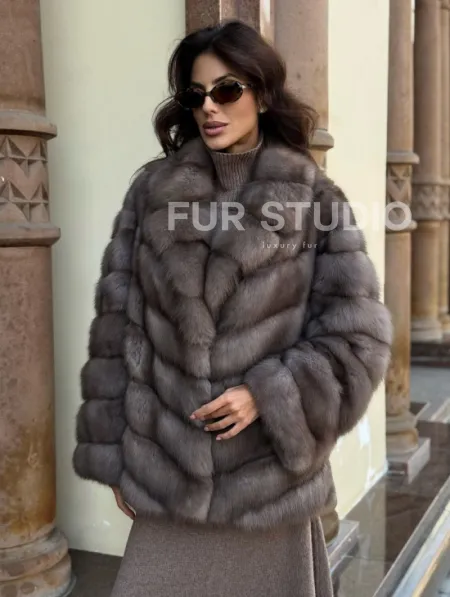 Элегантная шуба из меха куницы - серый трюфель - фото 5