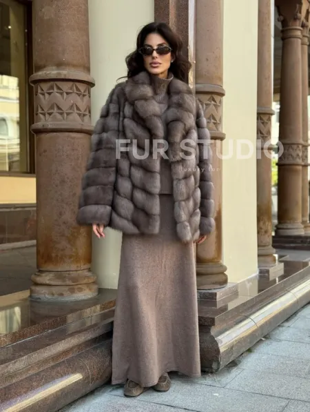 Элегантная шуба из меха куницы - серый трюфель - фото 9