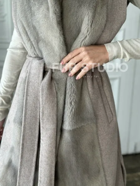 Пальто без рукавов с отделкой из меха норки - фото 2