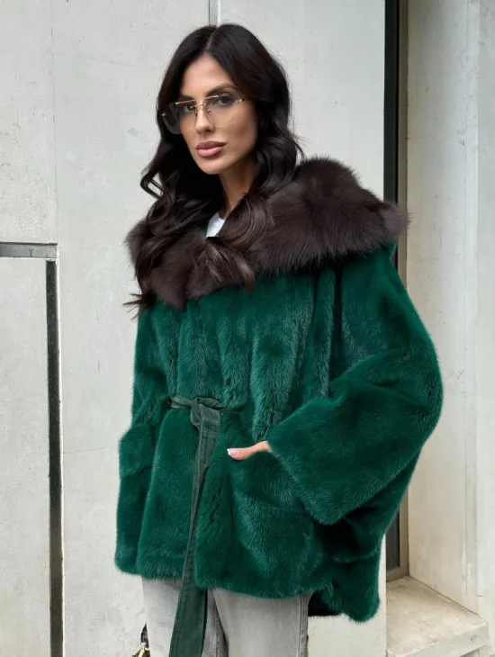 Шуба летучая мышь из норки с капюшоном из куницы - темный изумруд - фото 7