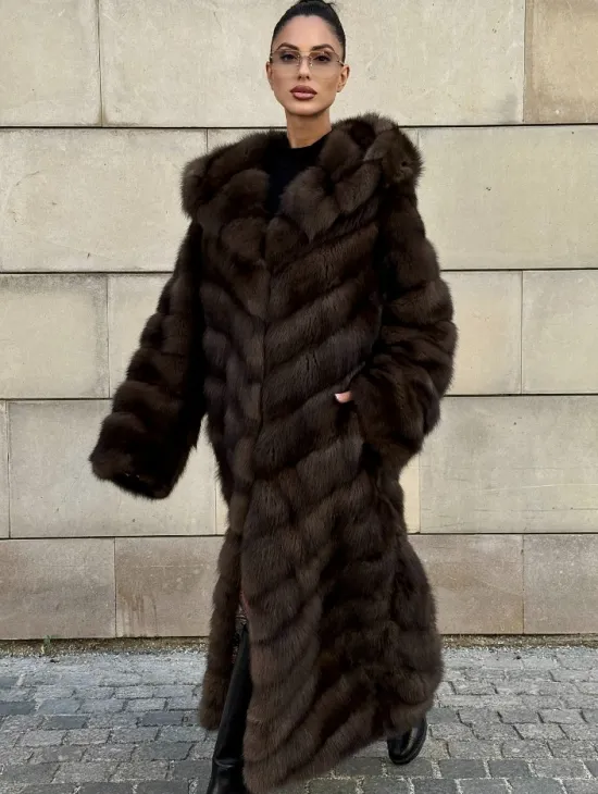 Удлиненная шуба из меха куницы с капюшоном - фото 11