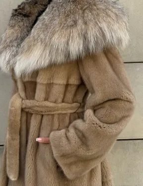 Шуба из норки Caramel с капюшоном из меха рыси - фото 1