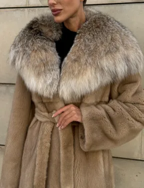 Шуба из норки Caramel с капюшоном из меха рыси - фото 3
