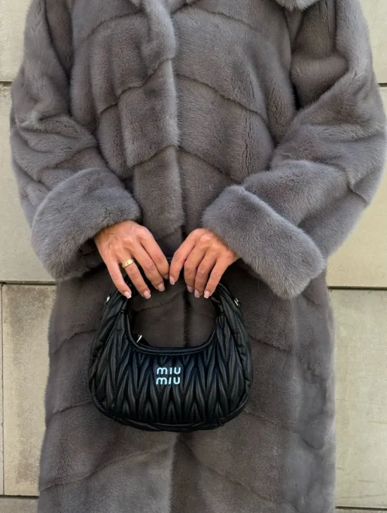 Шуба в диагональной выкладке меха норки, графит грей с капюшоном - фото 2