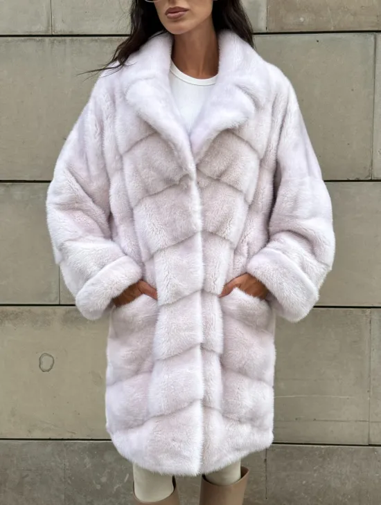 Шуба в диагональной выкладке меха норки с английским воротником - цвет жемчуг - фото 4